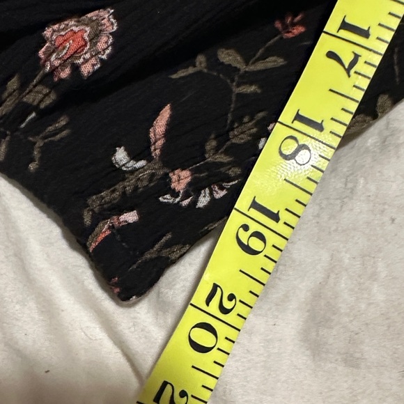 Chic Black Floral Blouse - Picture 13 of 13